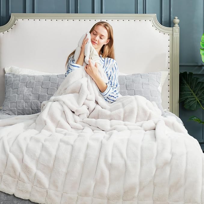 Cozy Bliss Faux Fur Throw Blanket for Couch, Cozy Soft Plush Thick Winter Blanket for Sofa Bedroom Living Room, 50 * 60 Inches Beige