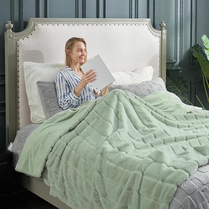 Cozy Bliss Faux Fur Throw Blanket for Couch, Cozy Warm Plush Striped Blanket for Sofa Bedroom Living Room, 90 * 90 Inches Green