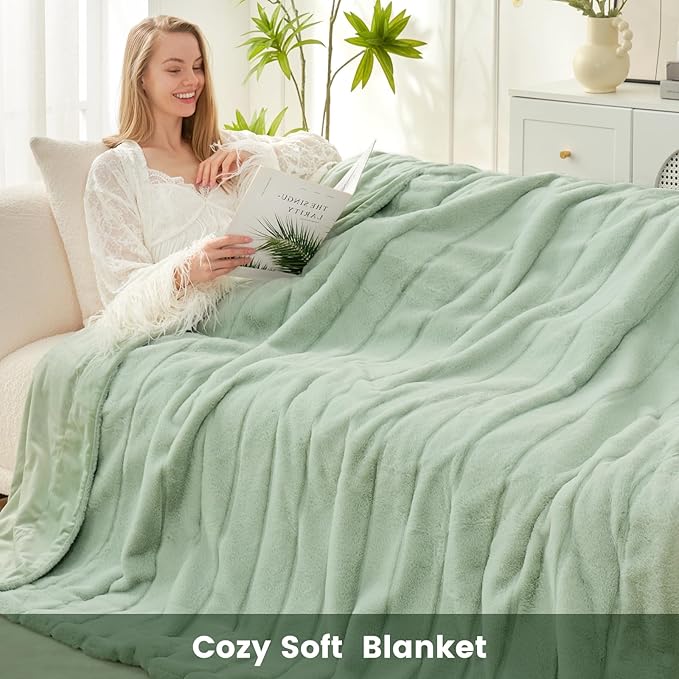 Cozy Bliss Faux Fur Throw Blanket for Couch, Cozy Soft Plush Thick Winter Blanket for Sofa Bedroom Living Room, 50 * 60 Inches Green