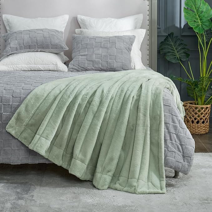 Cozy Bliss Faux Fur Throw Blanket for Couch, Cozy Soft Plush Thick Winter Blanket for Sofa Bedroom Living Room, 60 * 80 Inches Green