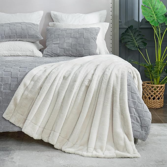 Cozy Bliss Faux Fur Throw Blanket for Couch, Cozy Soft Plush Thick Winter Blanket for Sofa Bedroom Living Room, 60 * 80 Inches Beige