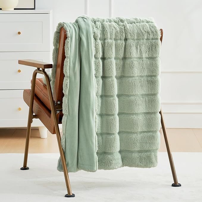 Cozy Bliss Faux Fur Throw Blanket for Couch, Cozy Soft Plush Thick Winter Blanket for Sofa Bedroom Living Room, 50 * 60 Inches Green